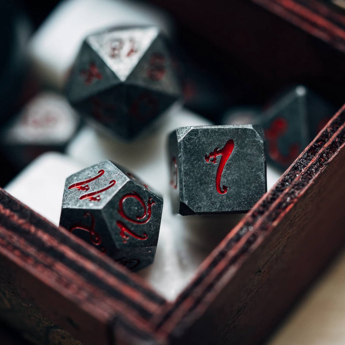 Metal dice set rood