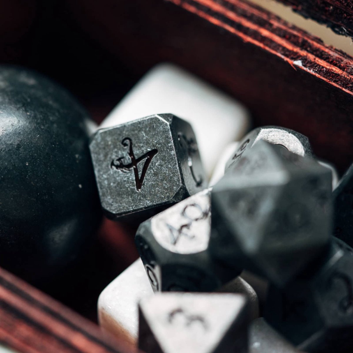 Metal dice set zwart