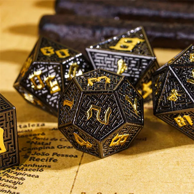 Metal dice set Zwart met goud Maze dice