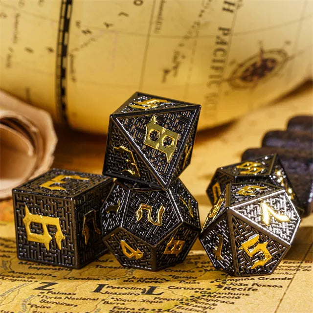 Metal dice set Zwart met goud Maze dice